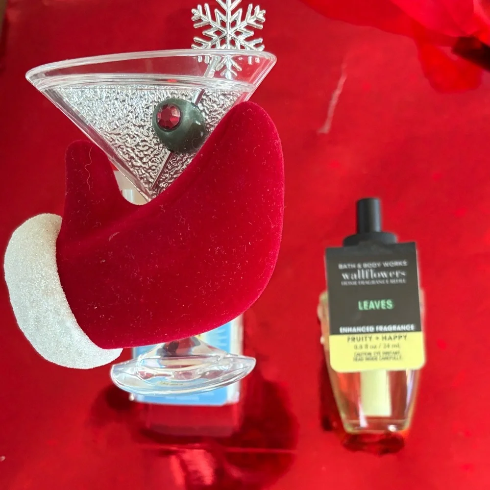 Bath & Body Works Red Velvet Santa Hand Night Light and Fragrance Plug In - Picture 4 of 4